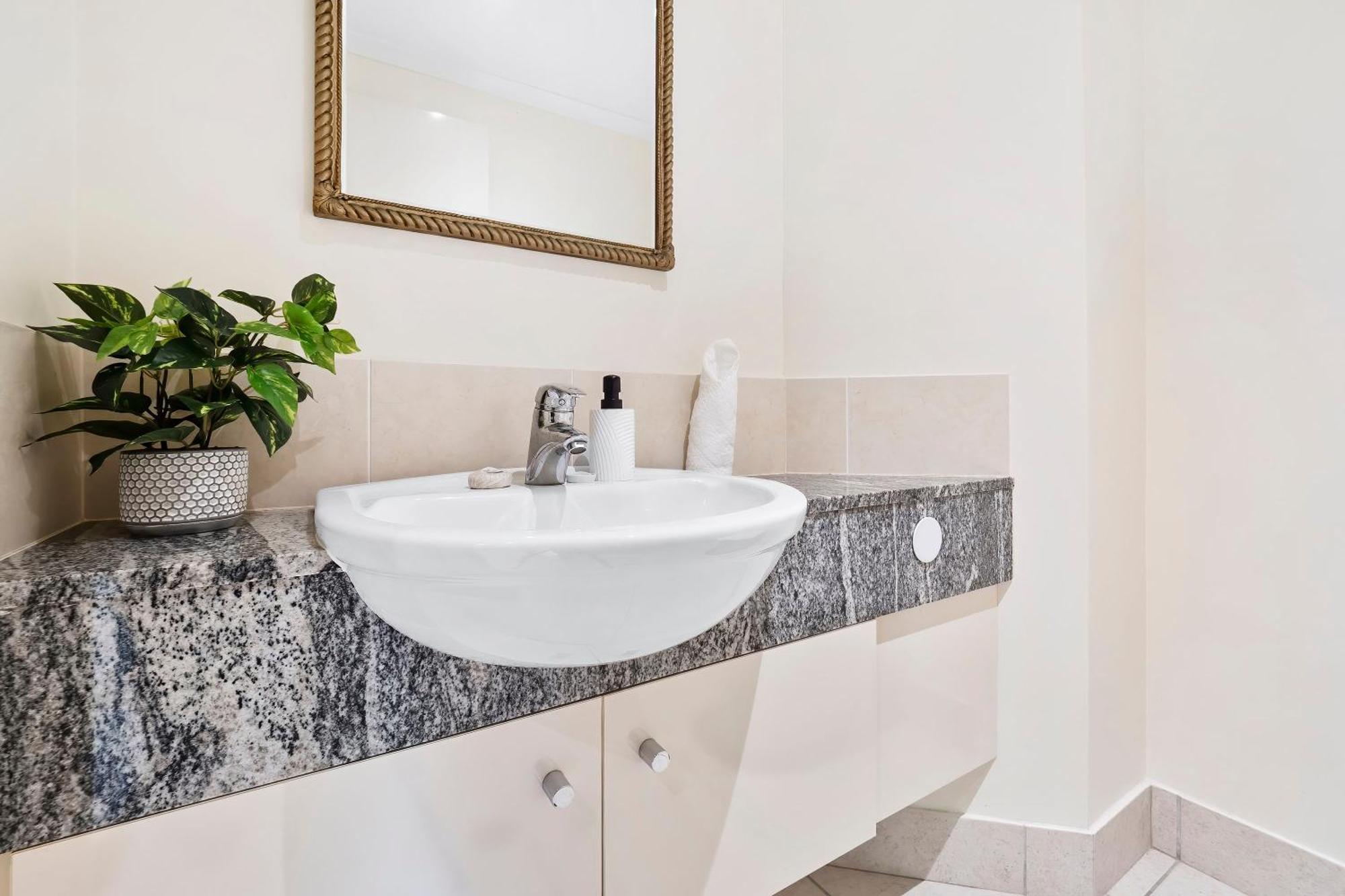 Arlington Apartments Клифтън Бийч Стая снимка